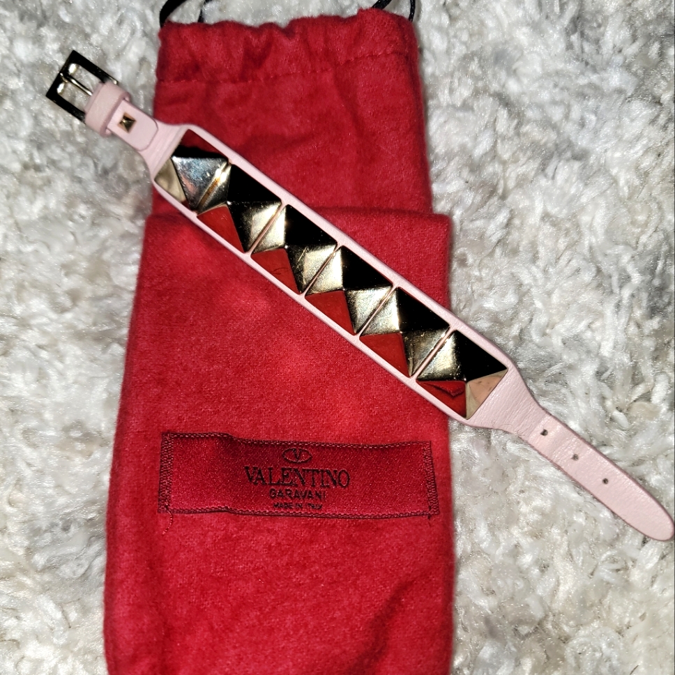 Valentino Authentic Rockstud Wide Bracelet Rose Quartz 169$
